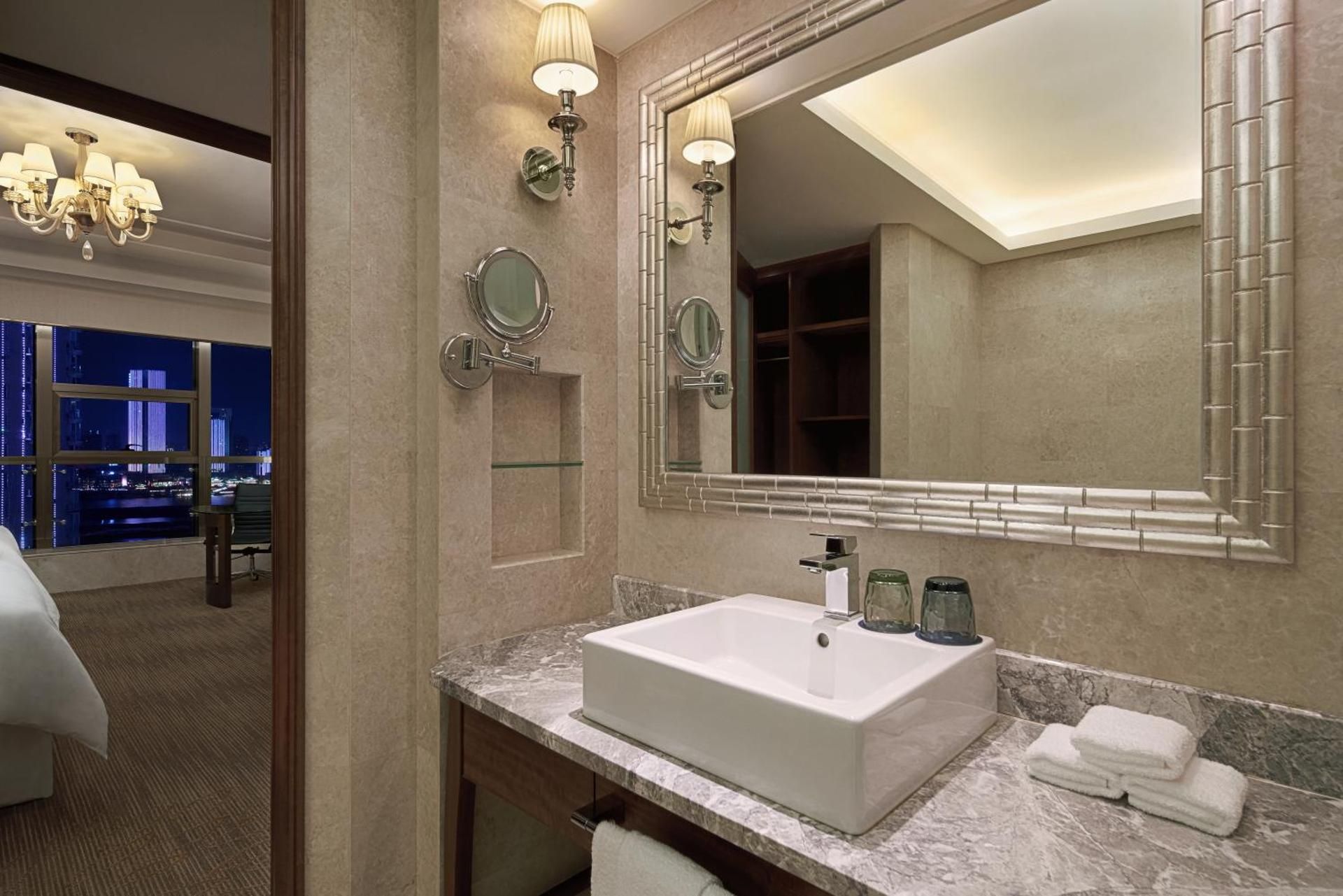 Club lounge access, 1 Bedroom Junior Suite, 1 King, City view