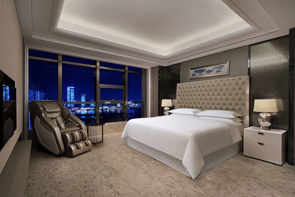 Club Room, 1 King Bed, River View