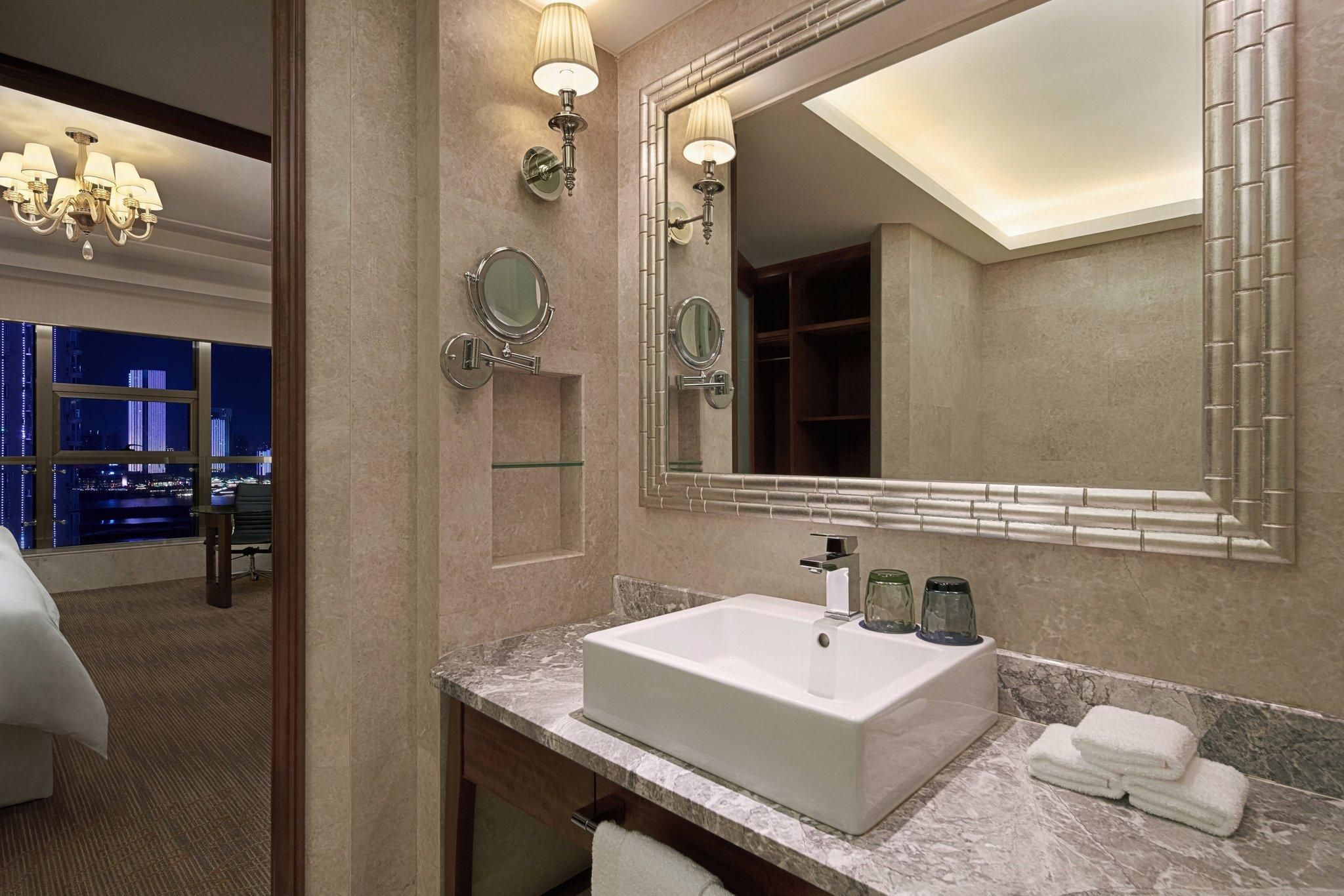 Club lounge access, Guest room, 1 King, River view