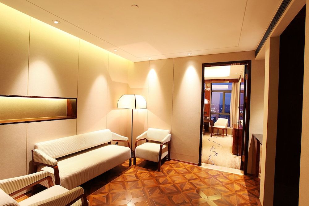 Suite, 1 King Bed, Smoking (2 Room)