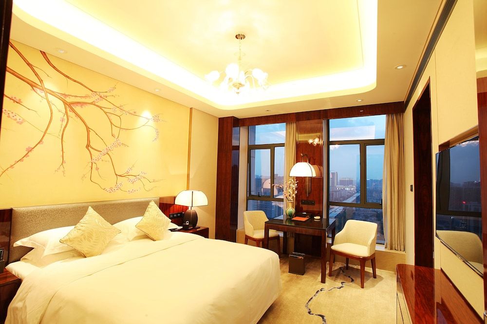 Suite, 1 King Bed, Smoking (2 Room)