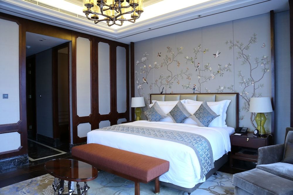 Suite, 1 King Bed, Garden View (Executive Suite)
