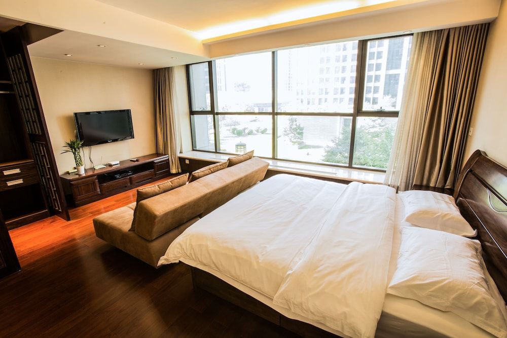 Deluxe Queen Room