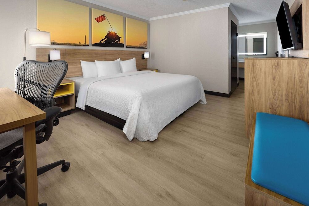 Room, 1 King Bed, Accessible, Non Smoking (Mobility, Bathtub W/grab Bars)
