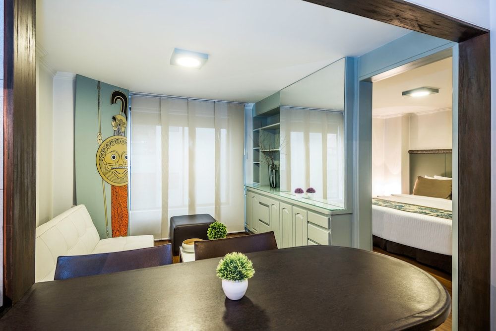 undefined Lloyd's Apartasuites Parque 93 9