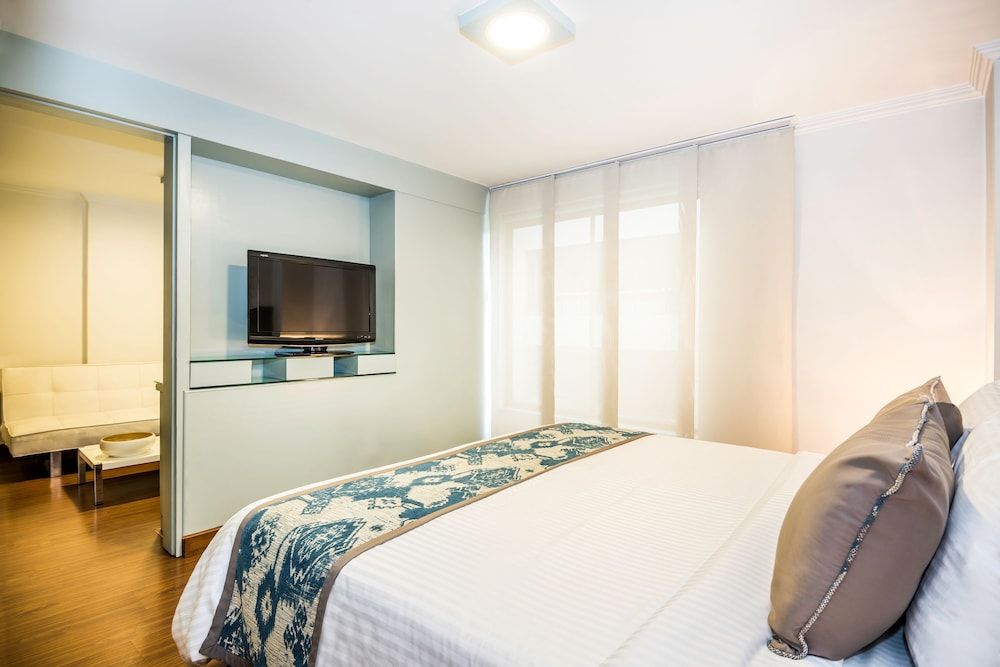 undefined Lloyd's Apartasuites Parque 93 6