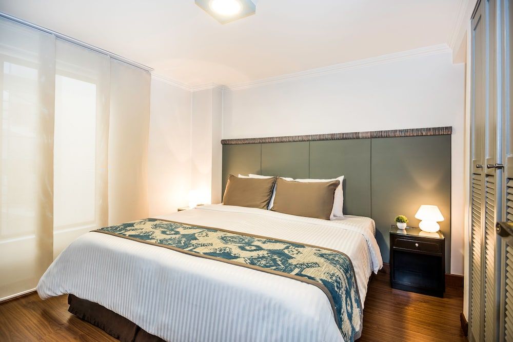 undefined Lloyd's Apartasuites Parque 93 8