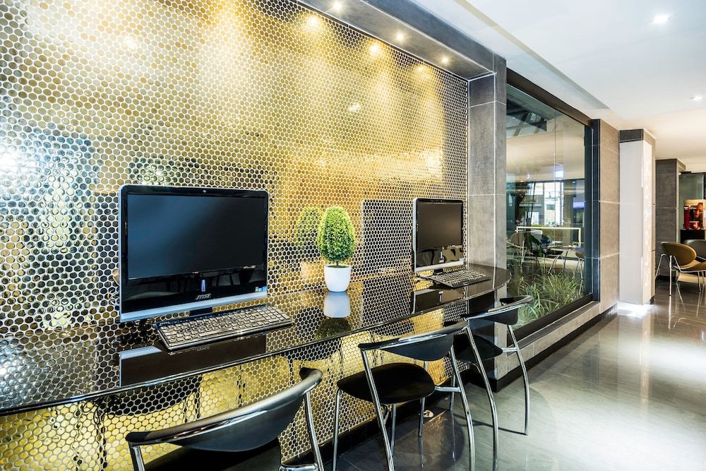 undefined Lloyd's Apartasuites Parque 93 3