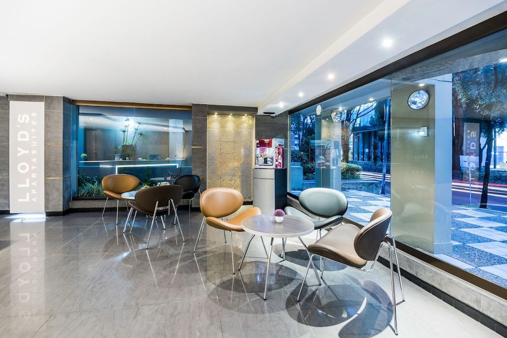 undefined Lloyd's Apartasuites Parque 93 5