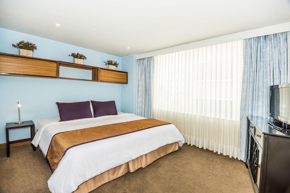 undefined Lloyd's Apartasuites Parque 93 10