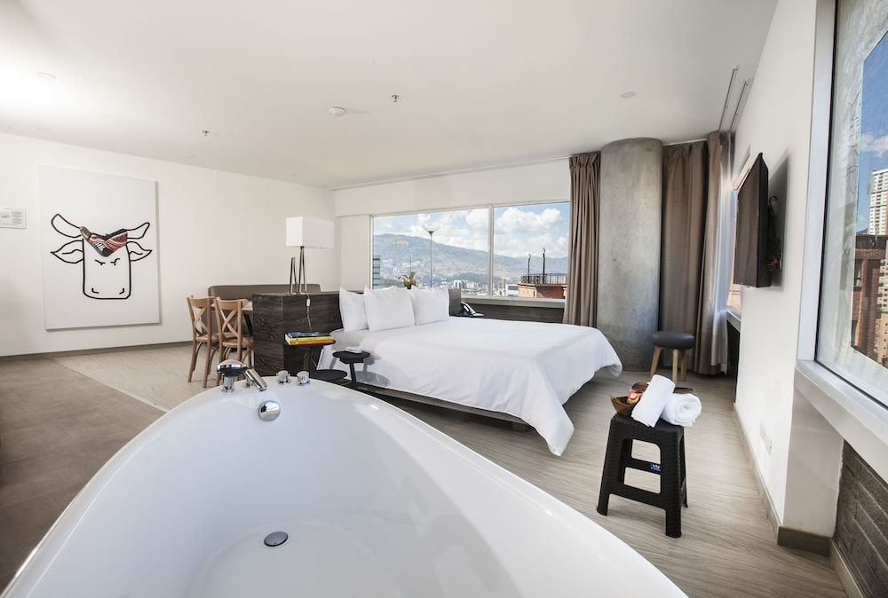 V Grand Hotel, a member of Radisson Individuals Suite, 1 King Bed, Non Smoking, City View (Efficiency) 2