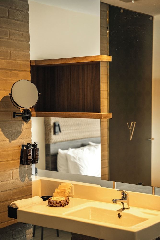 V Grand Hotel, a member of Radisson Individuals Room, 1 Queen Bed, Non Smoking (Efficiency) 4