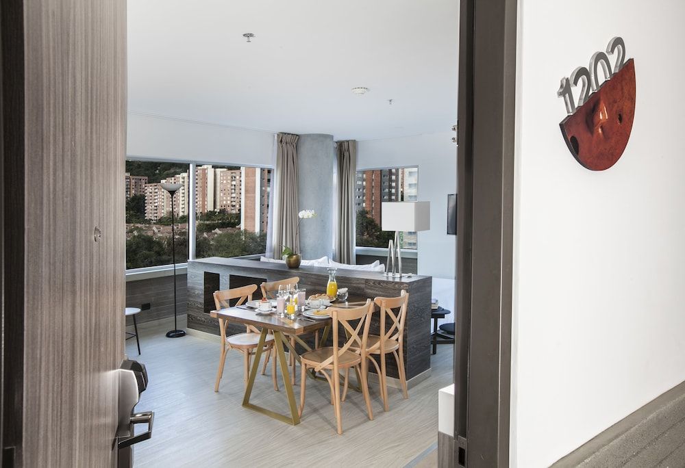 V Grand Hotel, a member of Radisson Individuals Suite, 1 King Bed, Non Smoking, City View (Efficiency) 5