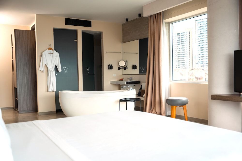 V Grand Hotel, a member of Radisson Individuals Suite, 1 King Bed, Non Smoking, City View (Efficiency) 3