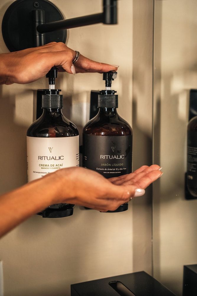 V Grand Hotel, a member of Radisson Individuals Room, 1 King Bed, Non Smoking (Efficiency) 4