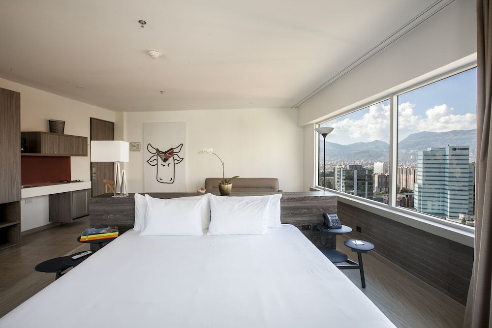 V Grand Hotel, a member of Radisson Individuals Suite, 1 King Bed, Non Smoking, City View (Efficiency) 4