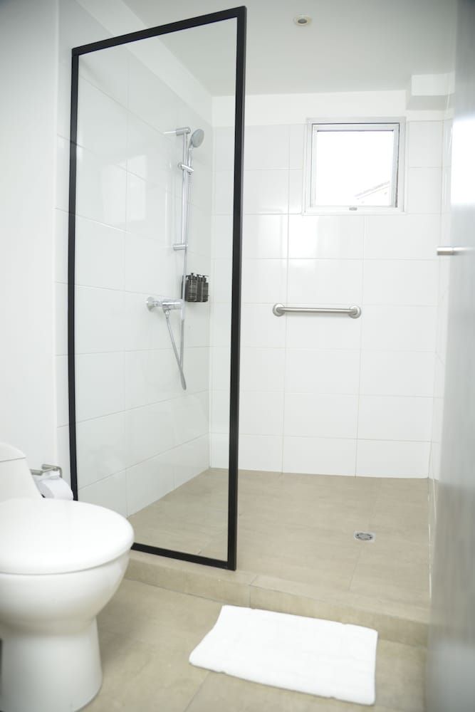 V Grand Hotel, a member of Radisson Individuals Room, 1 Queen Bed, Non Smoking (Efficiency) 5