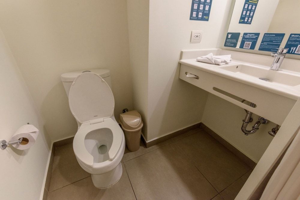 City Express Junior by Marriott Bogota Aeropuerto Room, 1 Queen Bed 8