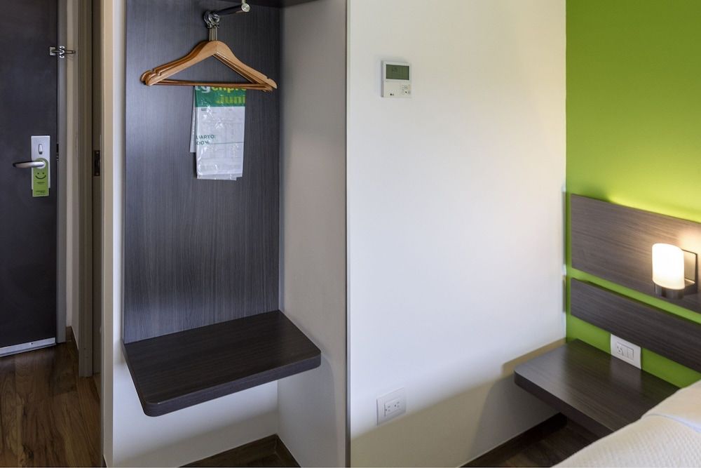 City Express Junior by Marriott Bogota Aeropuerto Room, 1 Queen Bed 5