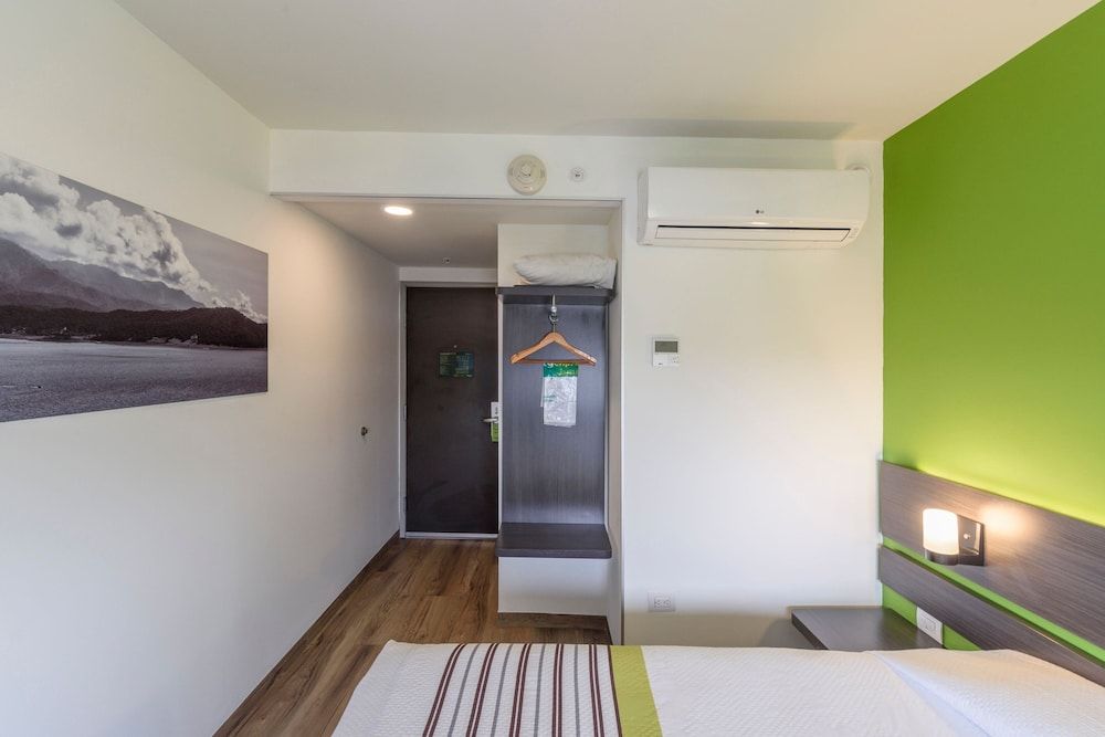 City Express Junior by Marriott Bogota Aeropuerto Room, 1 Queen Bed 3