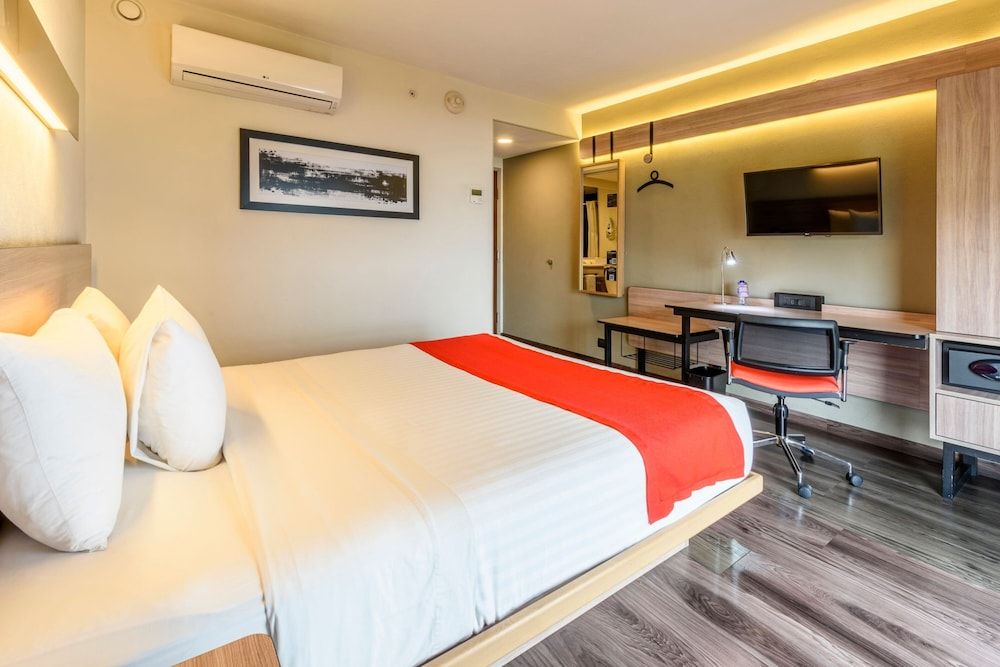 City Express Plus by Marriott Bogota Aeropuerto Room, 1 Queen Bed, Smoking