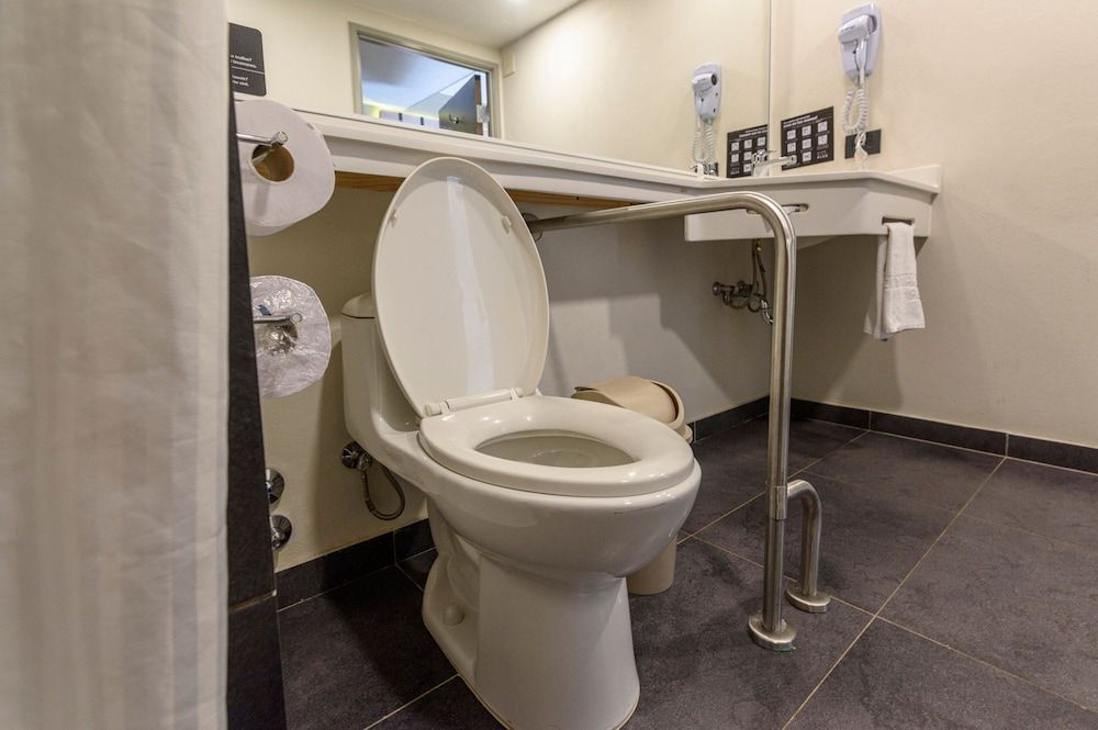 City Express Plus by Marriott Bogota Aeropuerto Room, 1 Queen Bed, Smoking 5