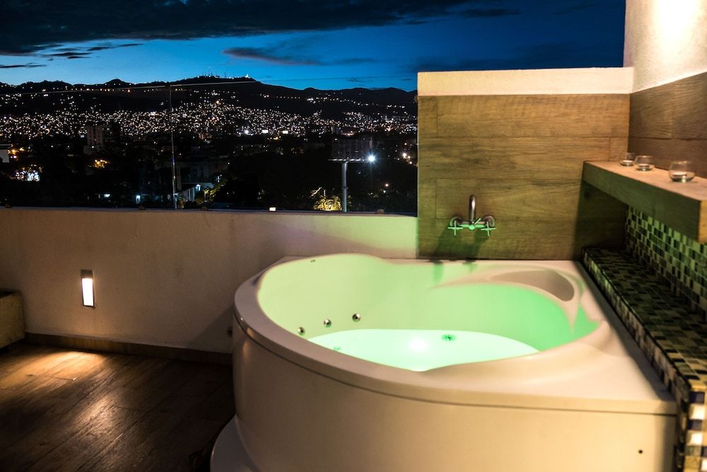 Deluxe Suite, 1 King Bed, Jetted Tub, City View