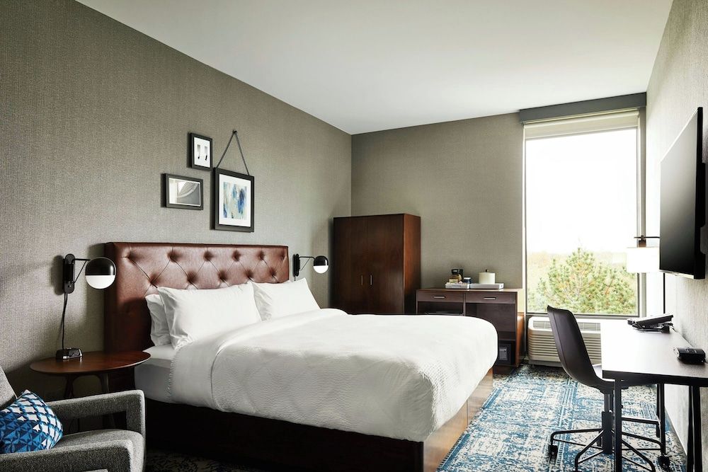Traditional Room, 1 Queen Bed (Mobility/Hearing Access, Transf Shwr)