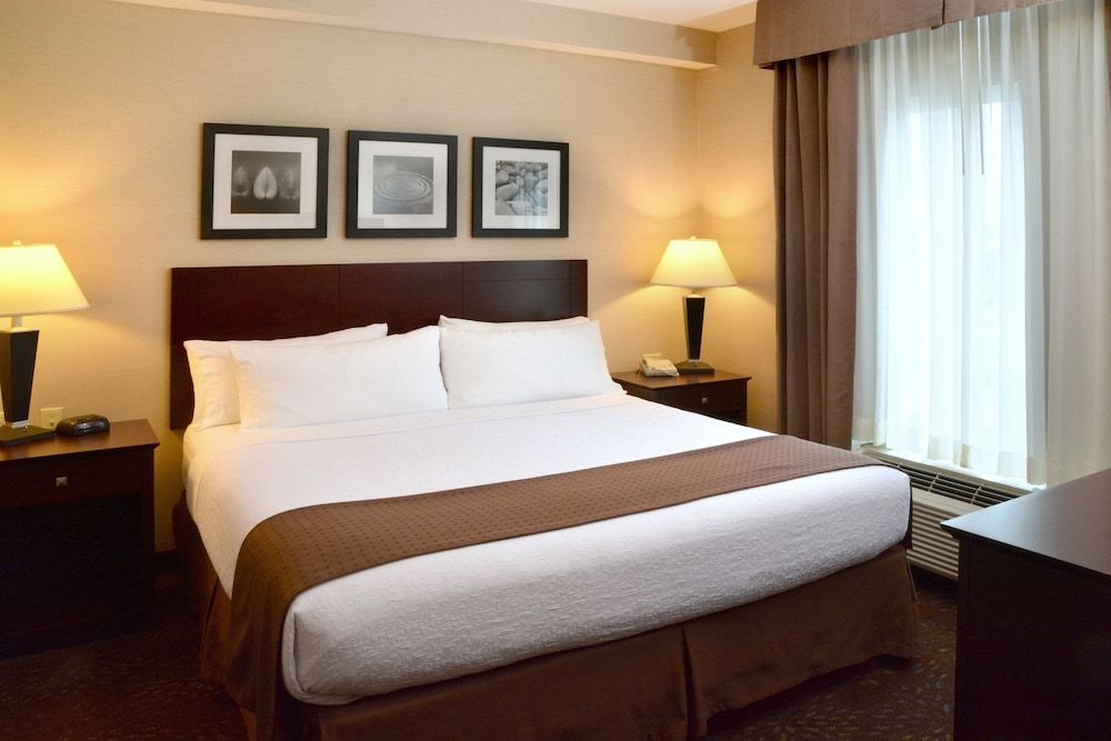 Standard Room, 1 King Bed, Accessible Bathtub (Communications)