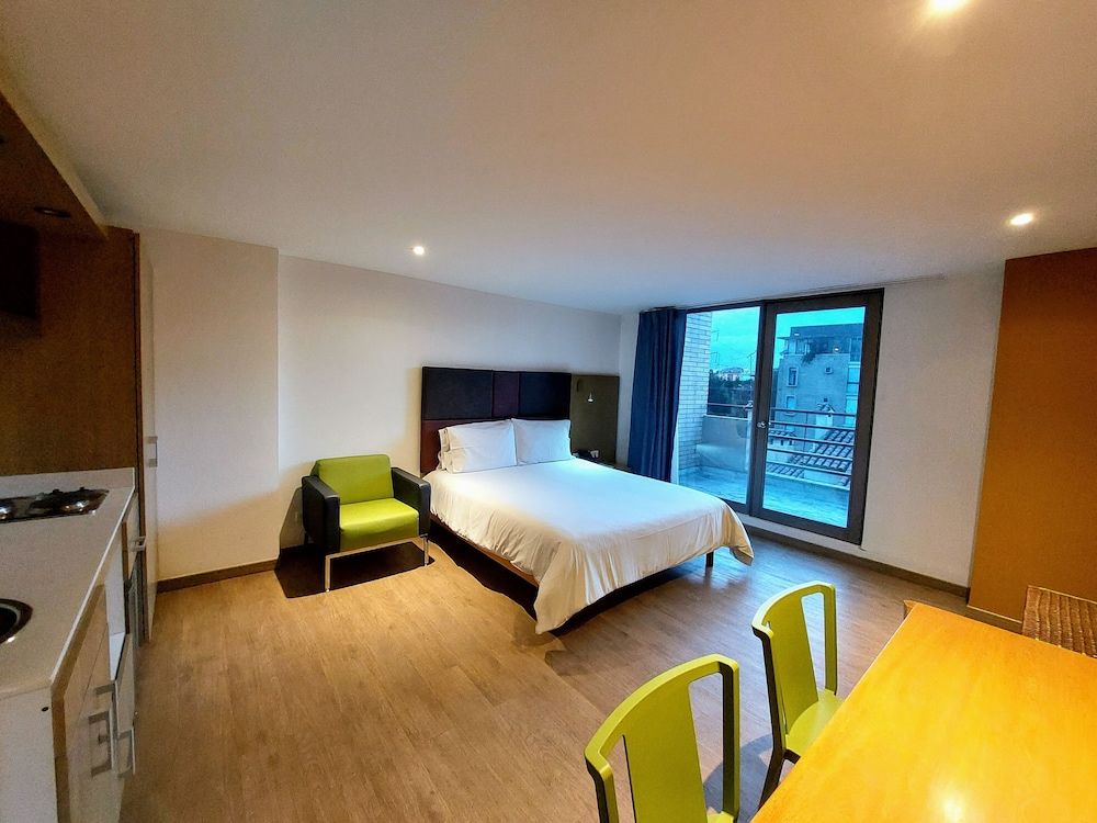 Viaggio Teleport Suites Studio 6