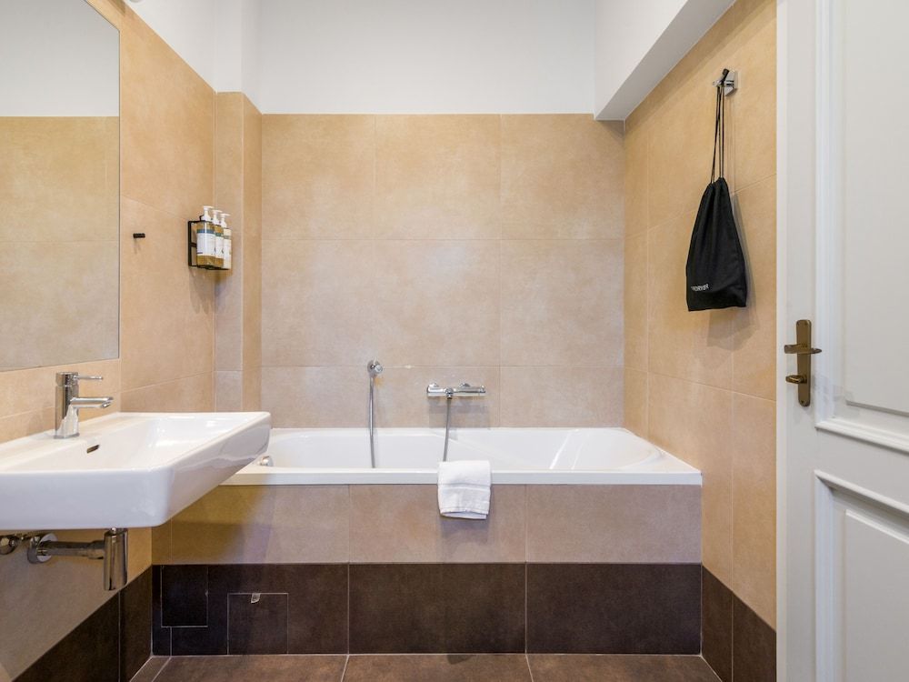 Numa Prague Libusa Extra Large Studio, Kitchenette, Bathtub 6