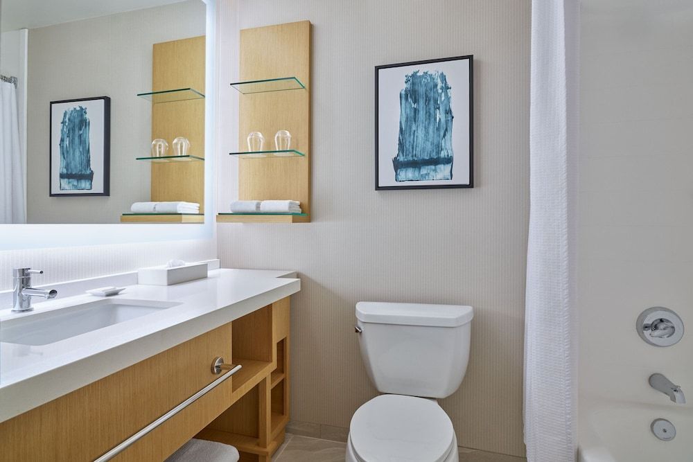 Room, 1 King Bed (Mobility/Hearing Accessible, Tub)