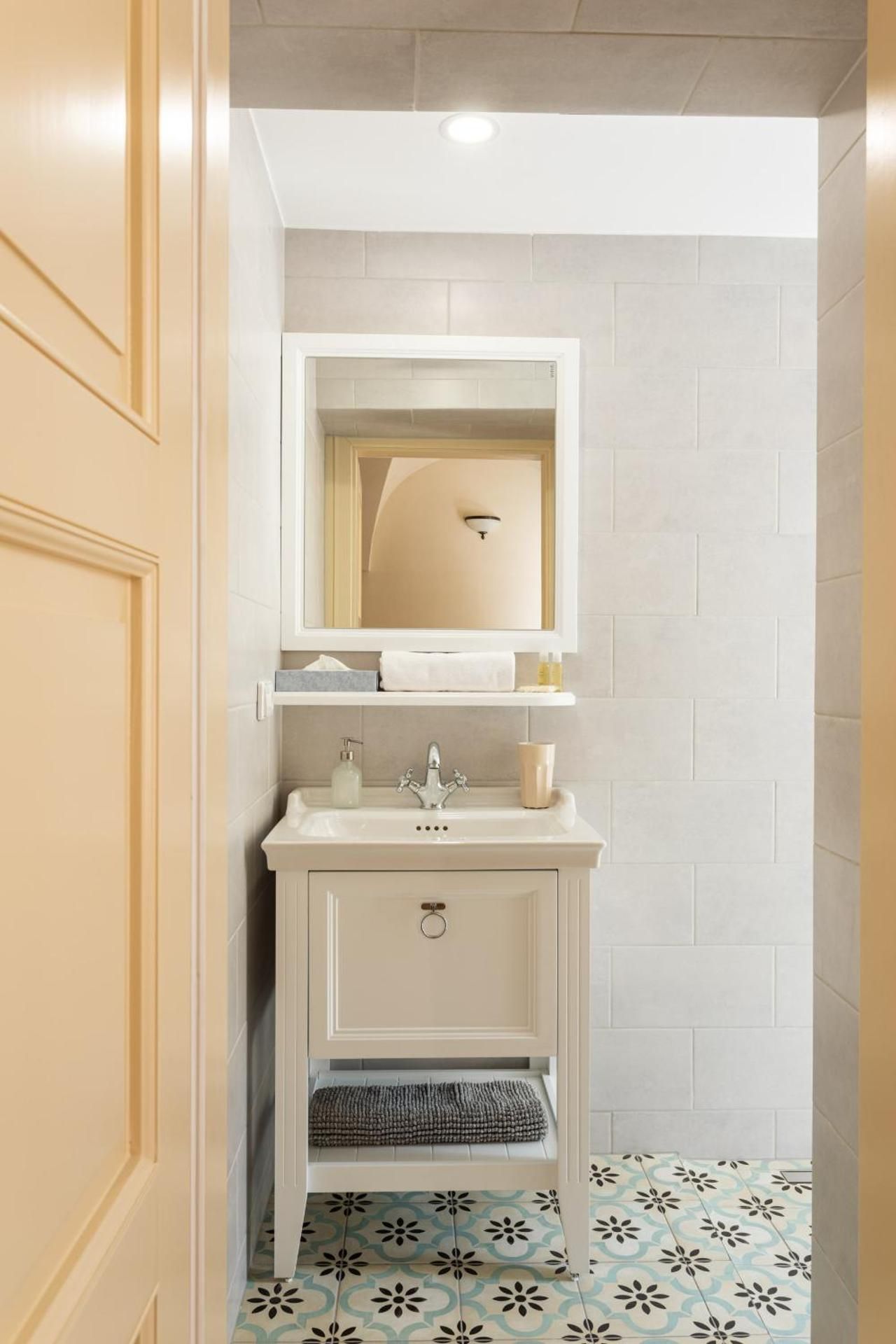 Studio Apartment with One Double Bed