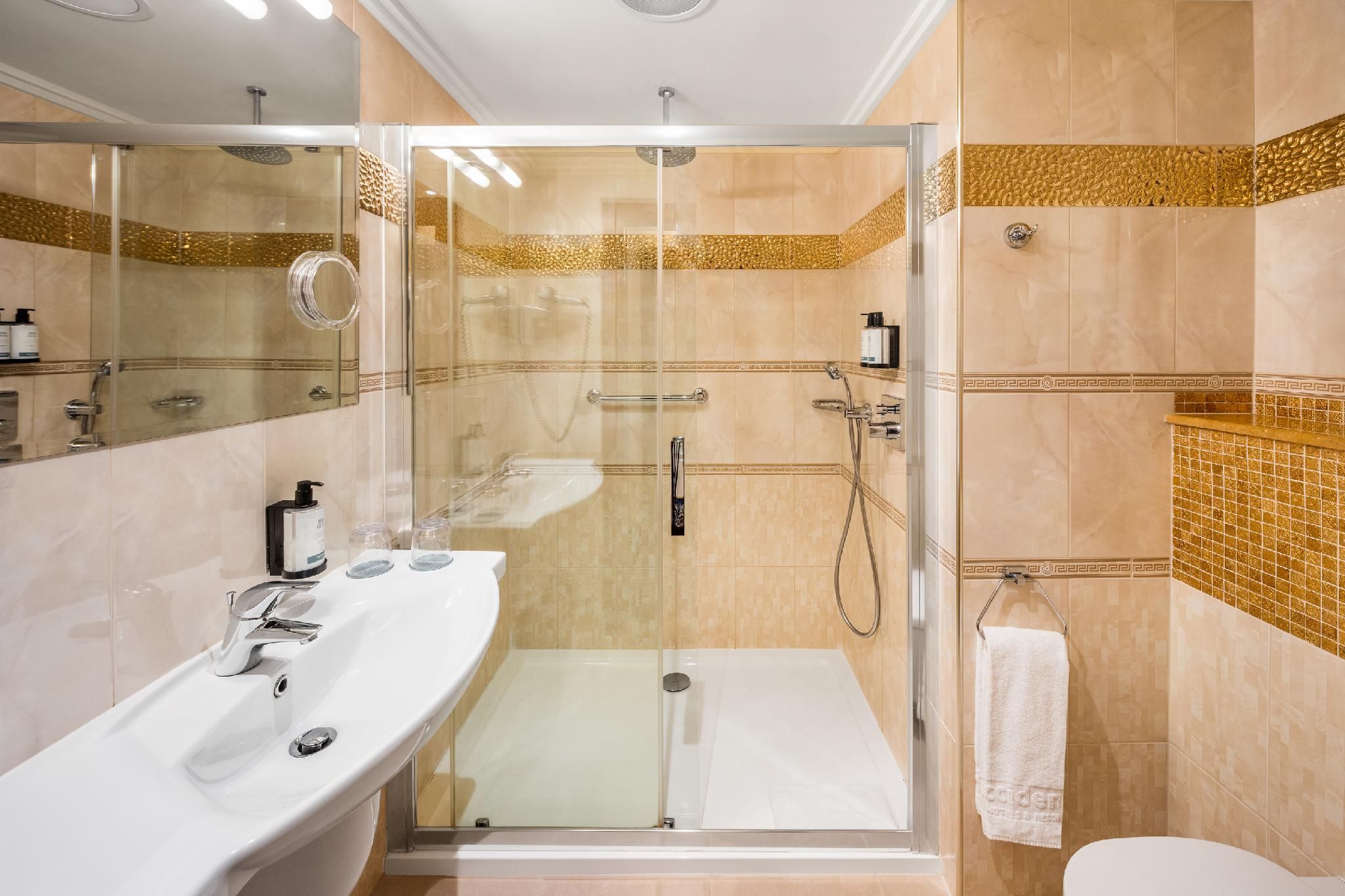 undefined Occidental Praha Wilson 8