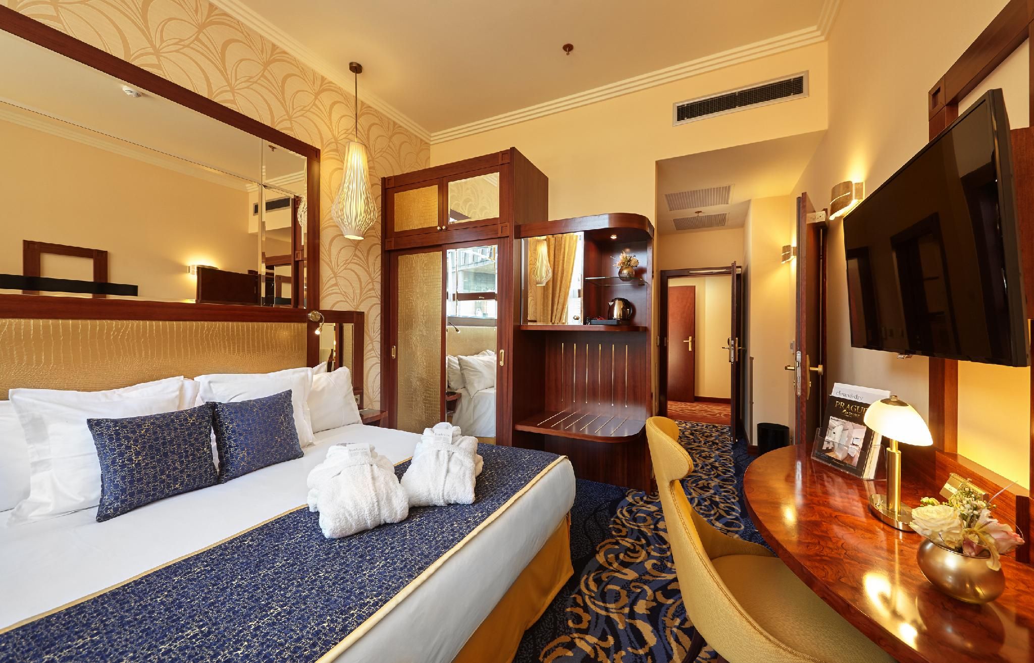 undefined Occidental Praha Wilson 6