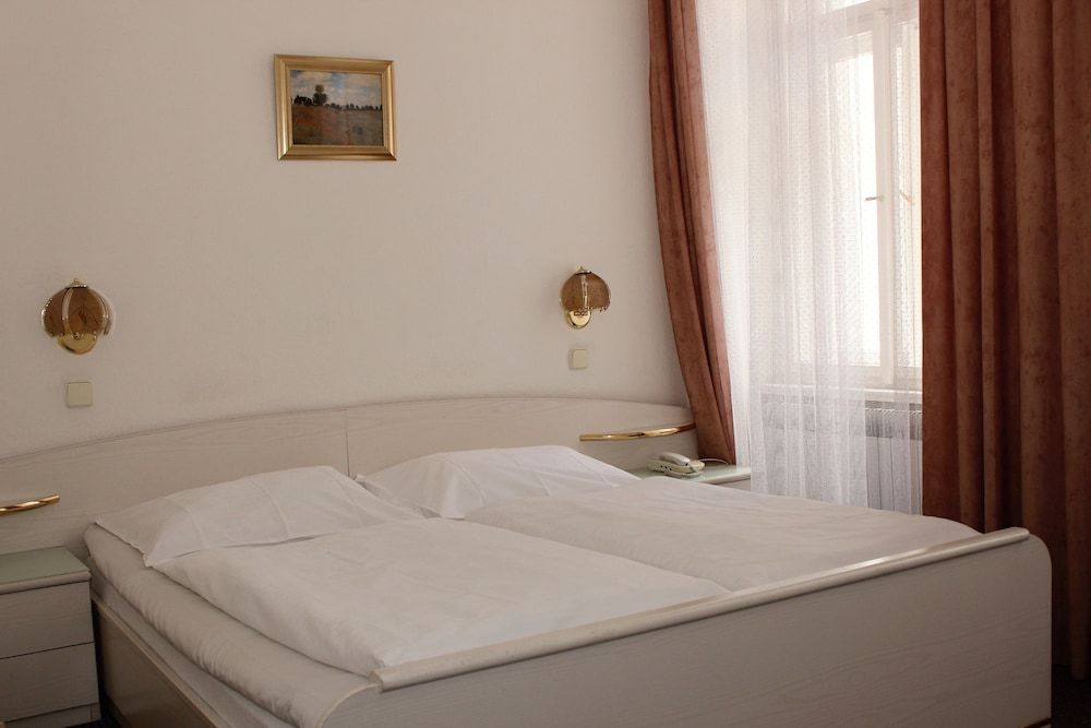 Hotel Meran Triple Room 8