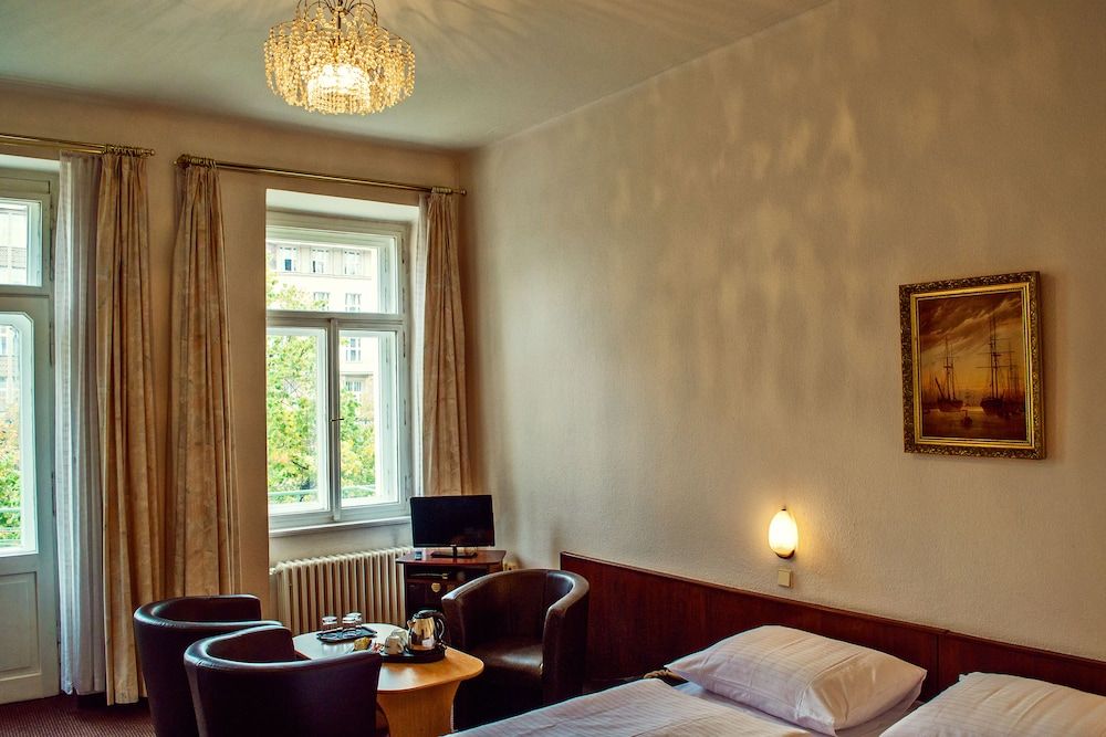 Hotel Meran Triple Room 11