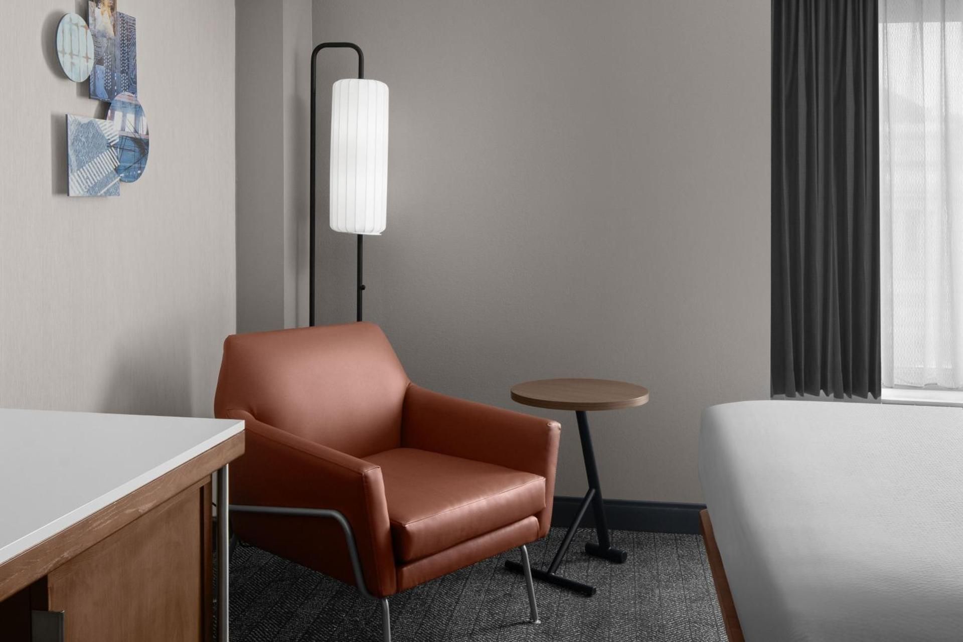 Queen Room with Tub - Mobility/Hearing Accessible