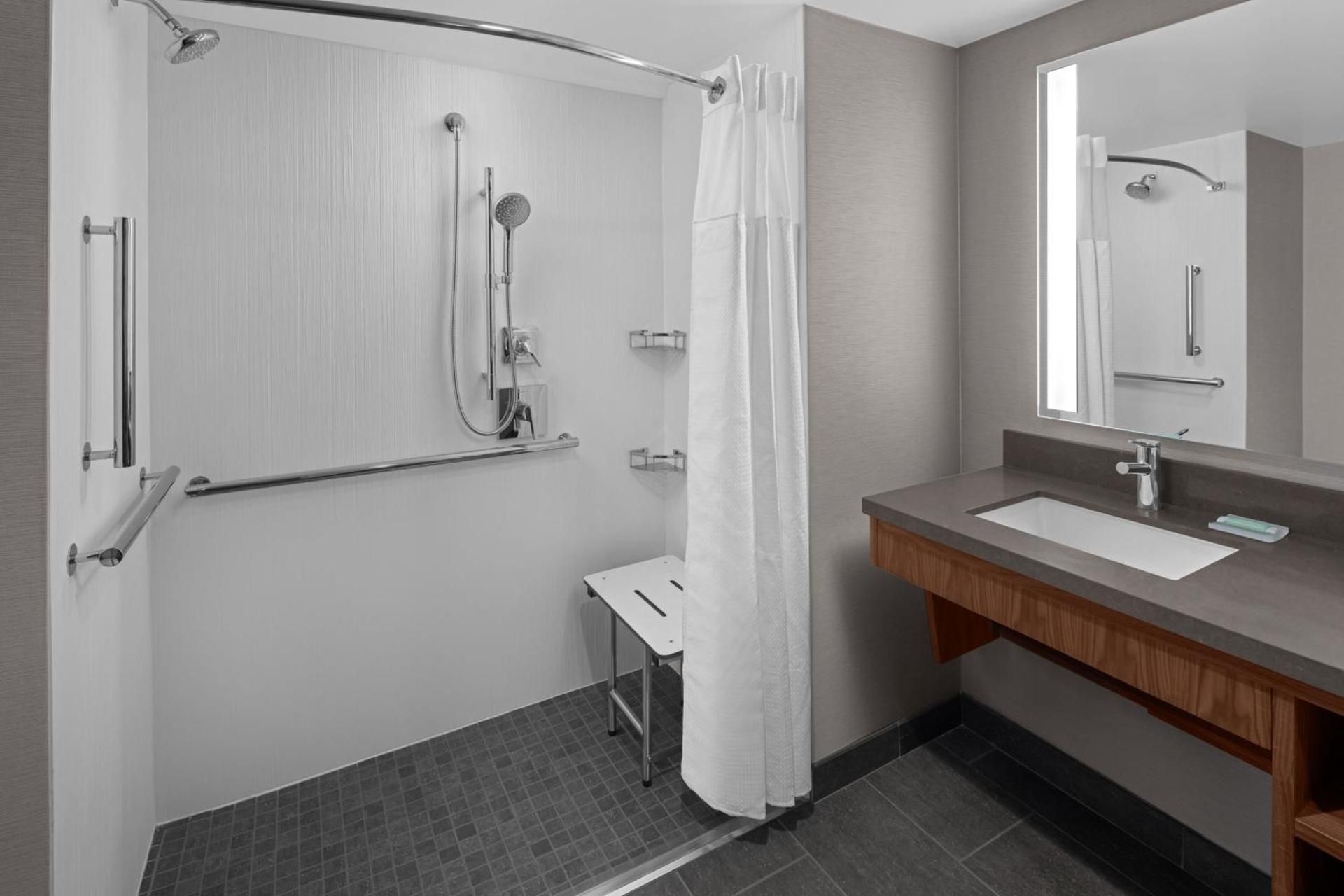 Queen Room with Tub - Mobility/Hearing Accessible