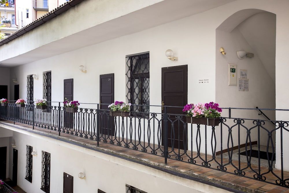 undefined Sir Toby's Midtown - Hostel 8