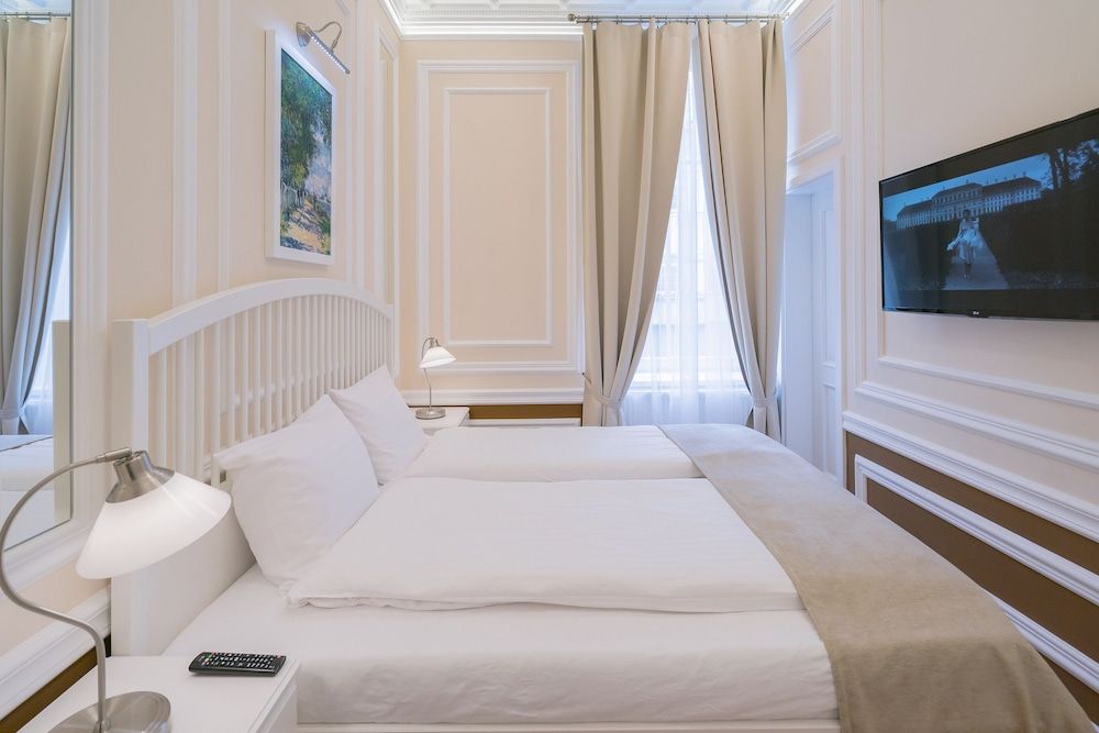 Revelton Suites Karlovy Vary Suite (Pastel with Dining Area)