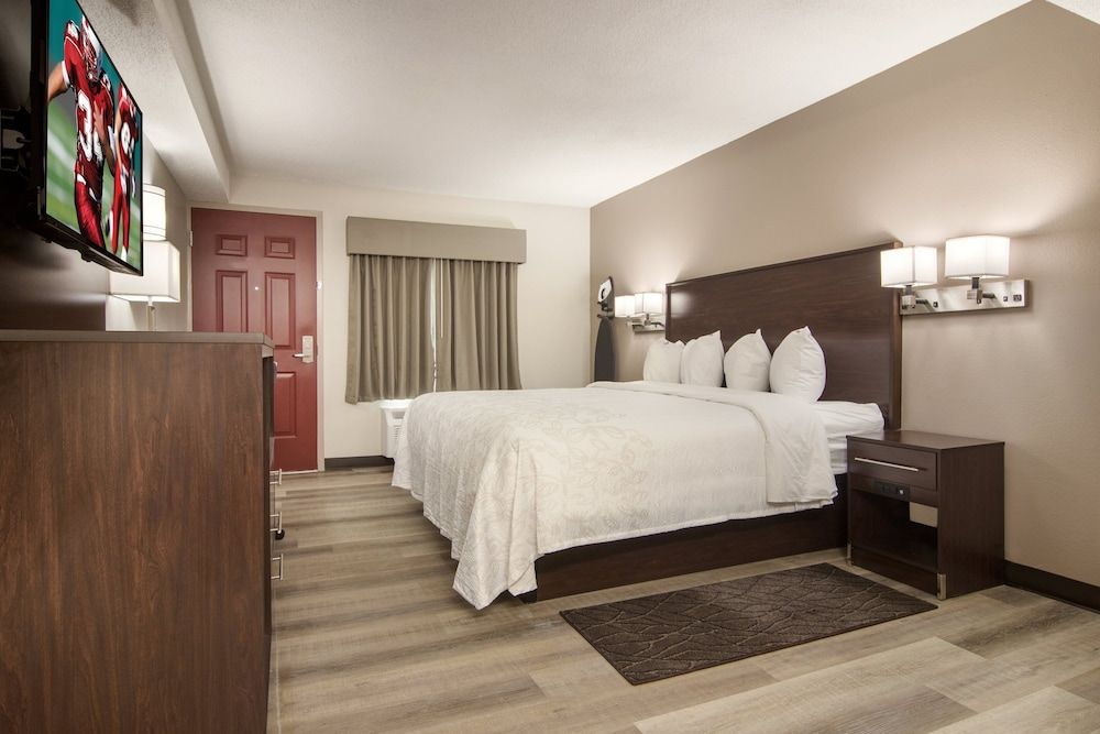 Red Roof Inn PLUS+ & Suites Erie Superior Room, 1 King Bed (Smoke Free) 3