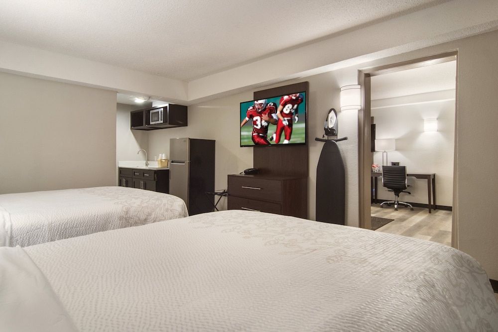 Red Roof Inn PLUS+ & Suites Erie Suite, Kitchenette (Smoke Free, 3 Queen Beds) 3