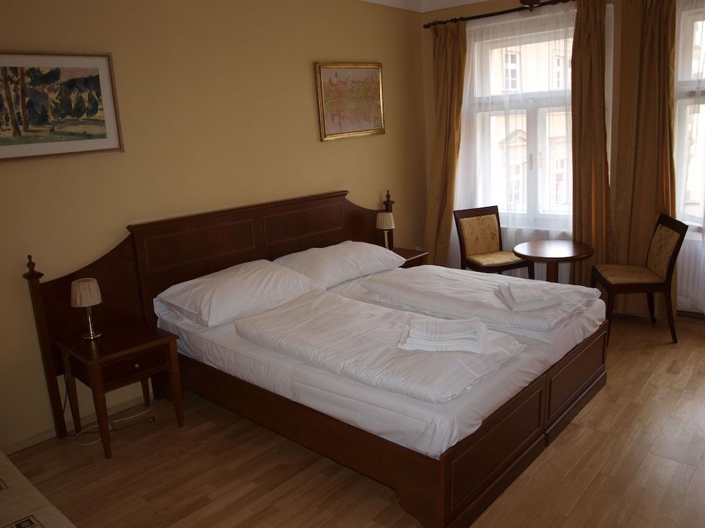 Hotel King George Double Room 4