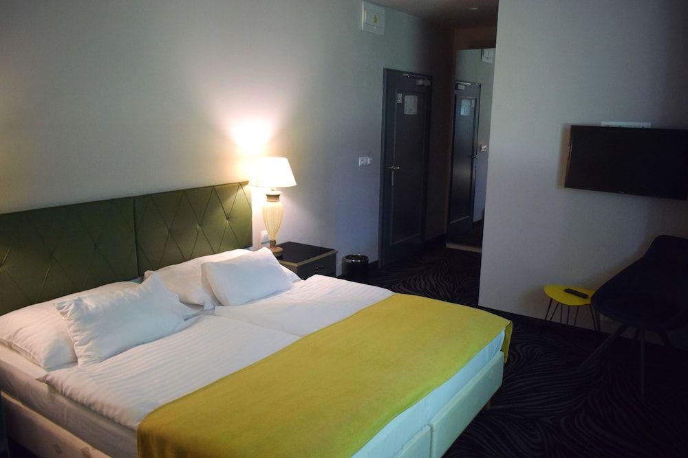 Parkhotel Carlsbad Inn Junior Triple Room, 2 Bedrooms, Accessible, Park View