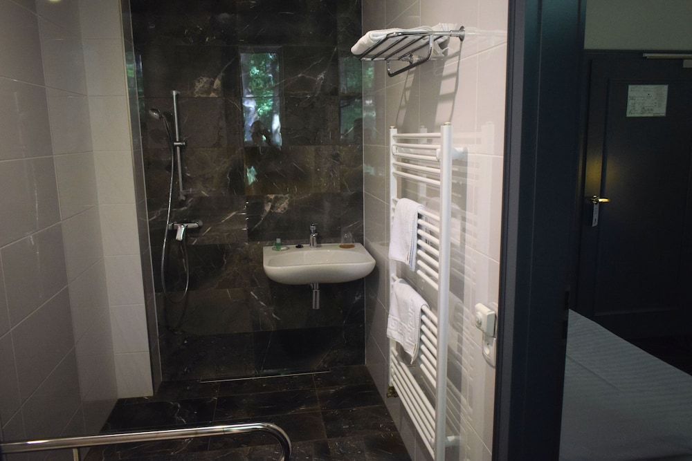 Parkhotel Carlsbad Inn Junior Triple Room, 2 Bedrooms, Accessible, Park View 5