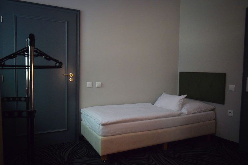 Parkhotel Carlsbad Inn Junior Triple Room, 2 Bedrooms, Accessible, Park View 3