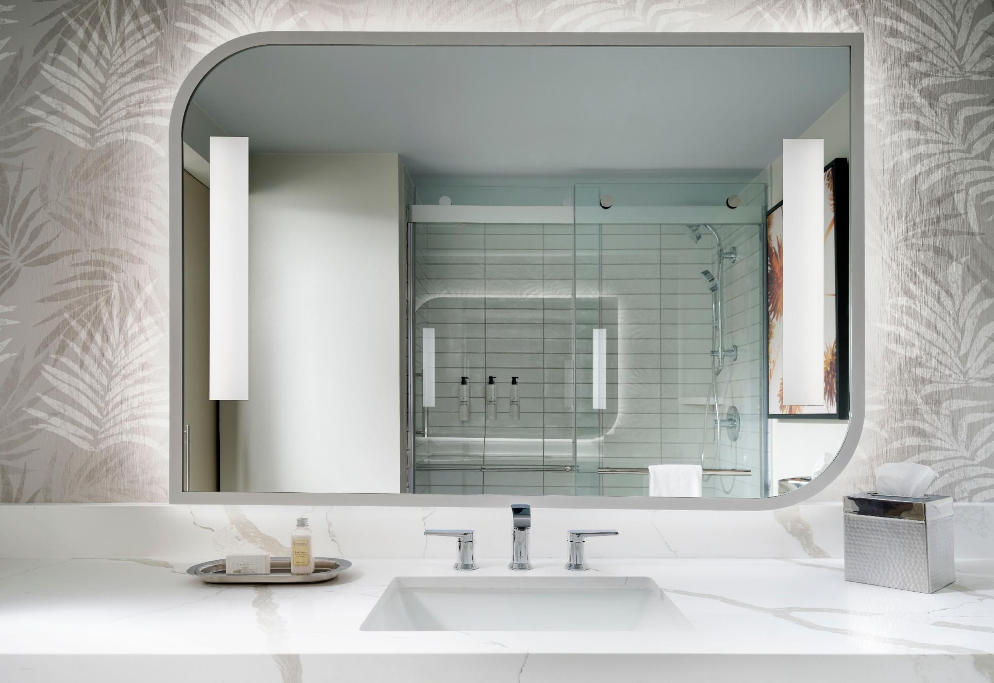 Deluxe - King - Mobility/Hearing Accessible - Roll-In Shower