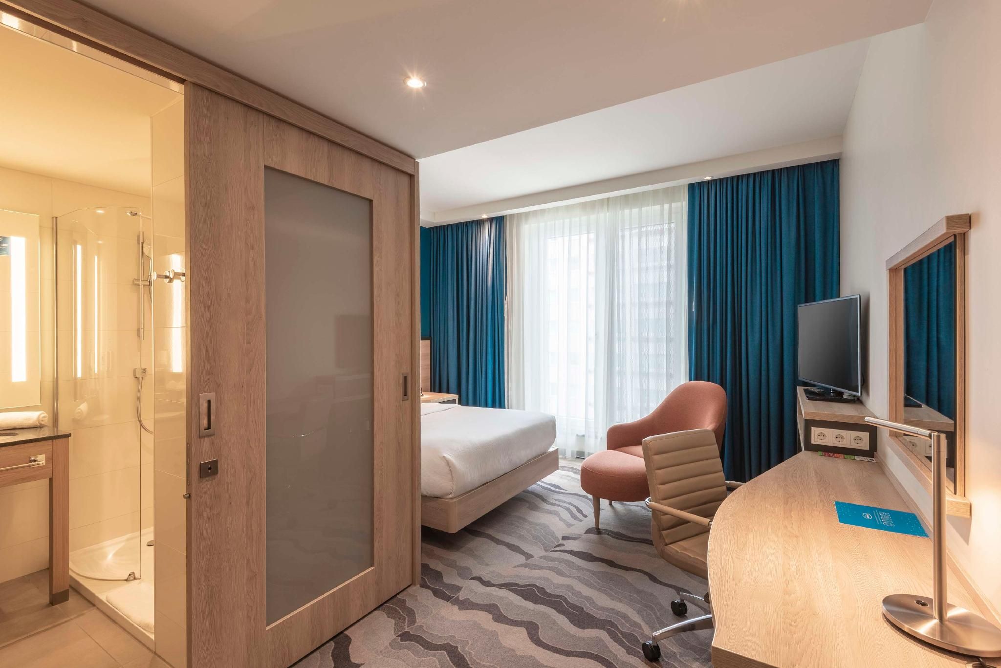 Queen Room with City View