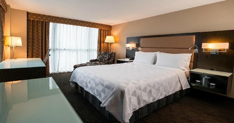 1 Queen Bed Standard Minifridge